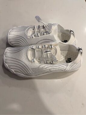 Bearefoot Clouders size 39. New, never worn.